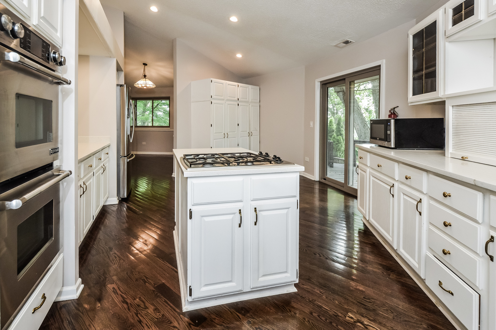 526 Towne Court Property Photo 6