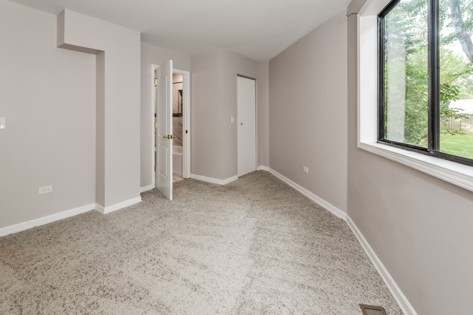 526 Towne Court Property Photo 13