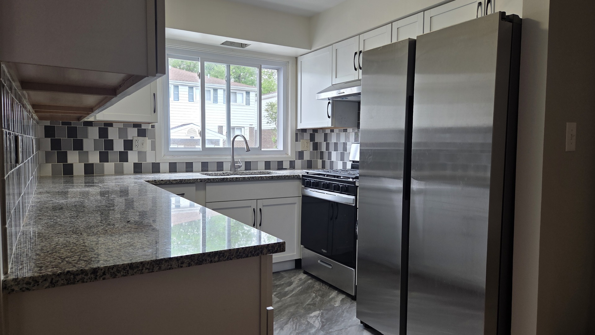 553 W Park Avenue D Property Photo 4