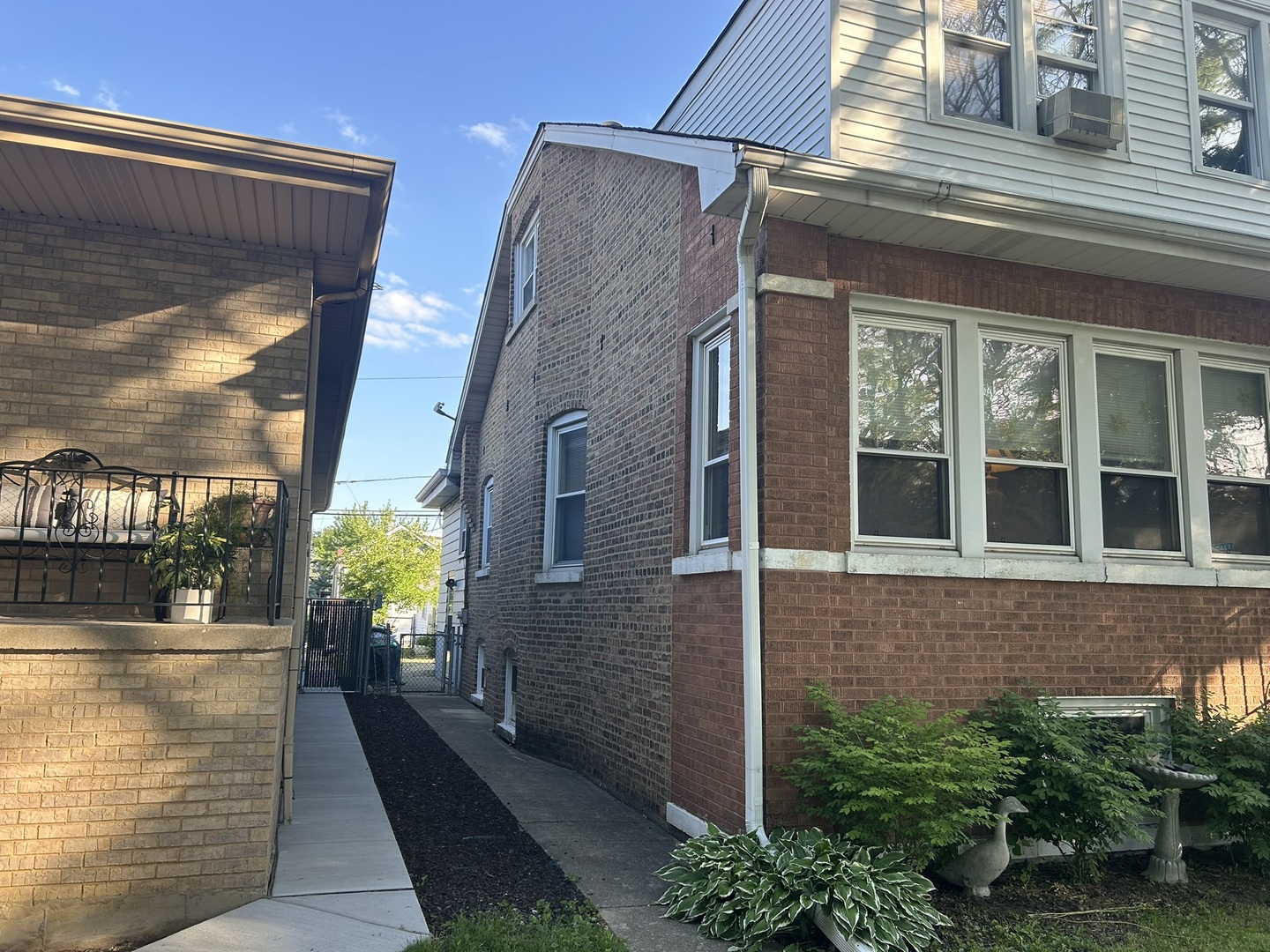 5346 N Ludlam Avenue Property Photo 2