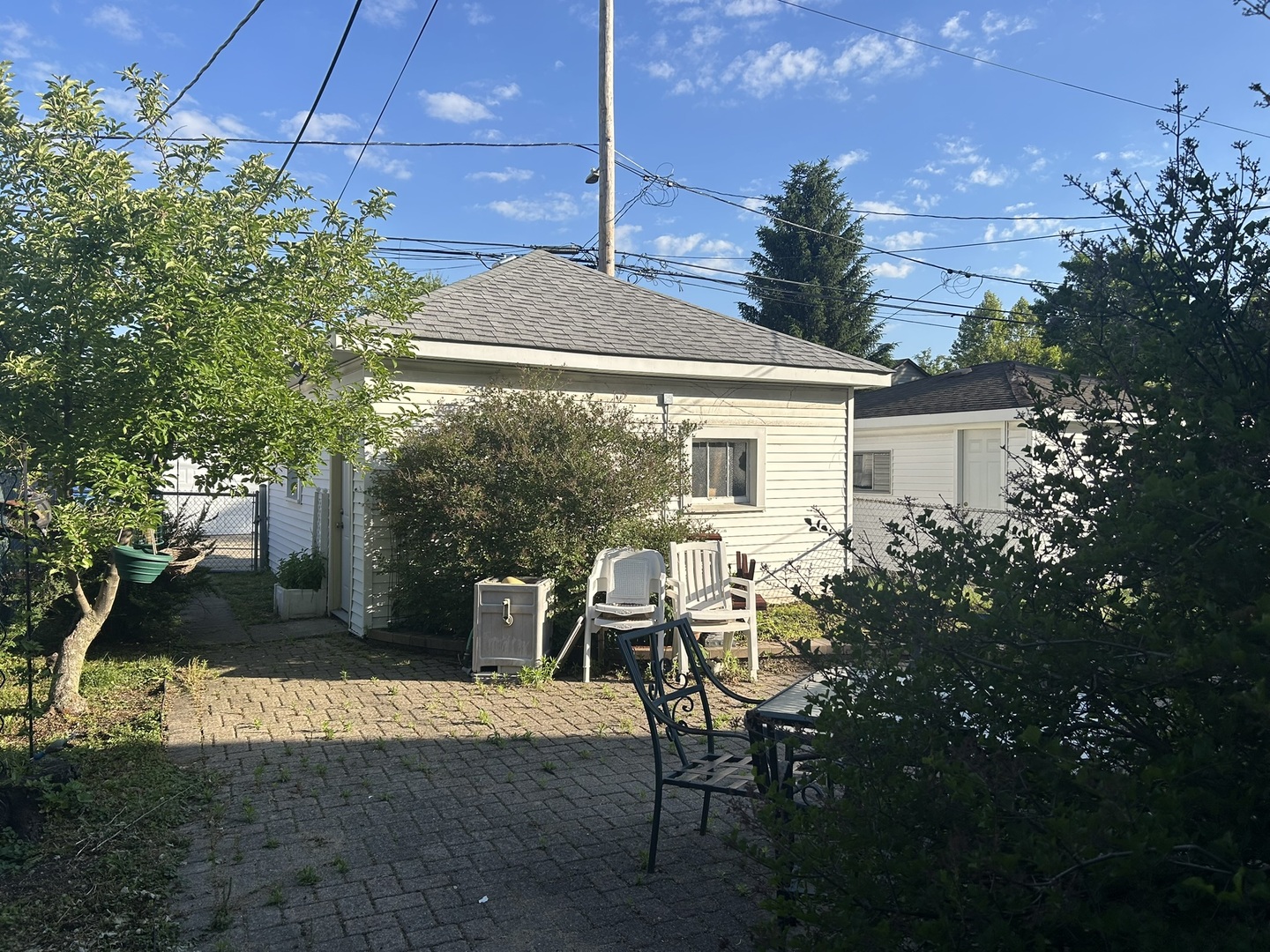 5346 N Ludlam Avenue Property Photo 3