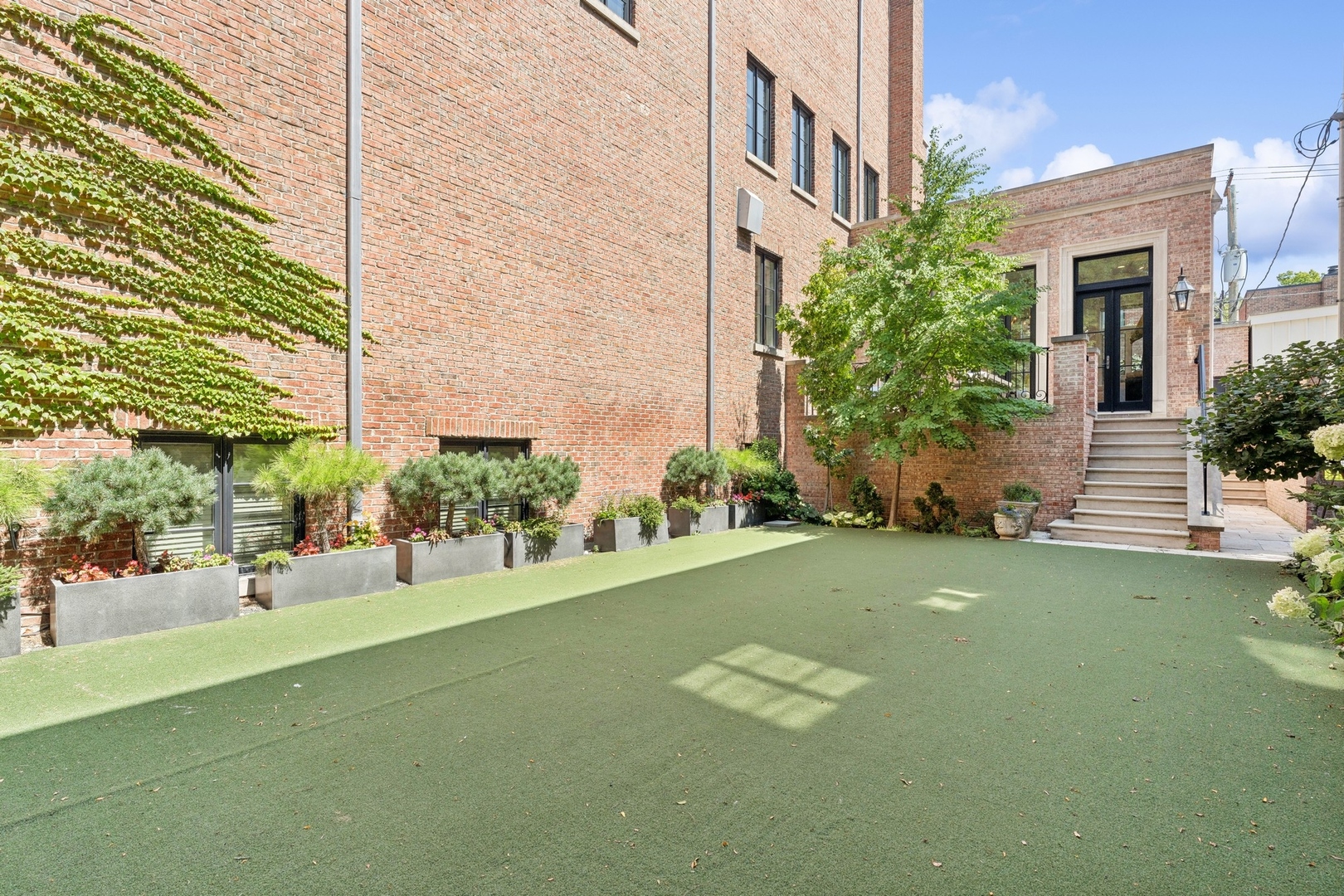 1755 N Mohawk Street Property Photo 3