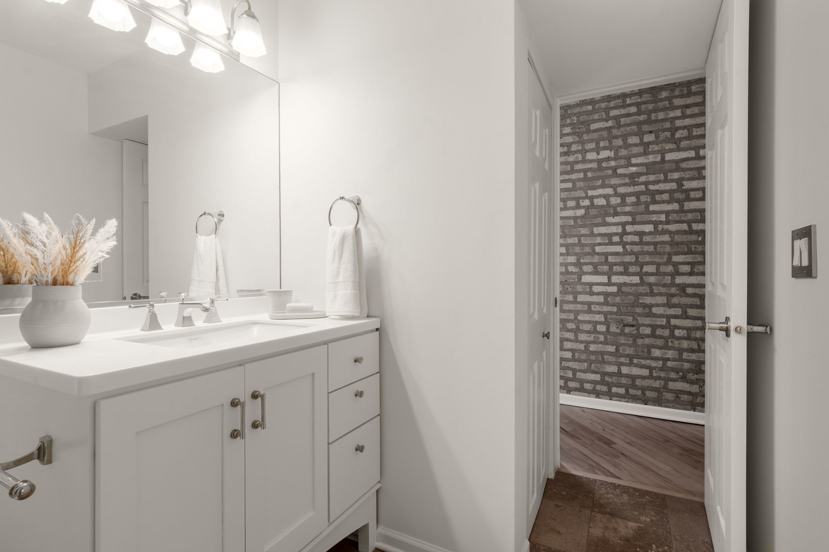 2943 N Lincoln Avenue 204 Property Photo 17