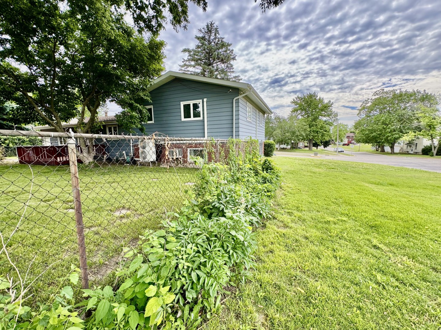 707 Bucklin Street Property Photo 3