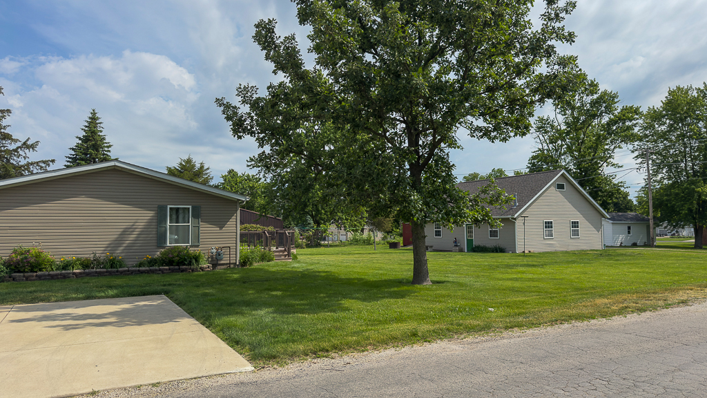 301 Oak Street Property Photo 4