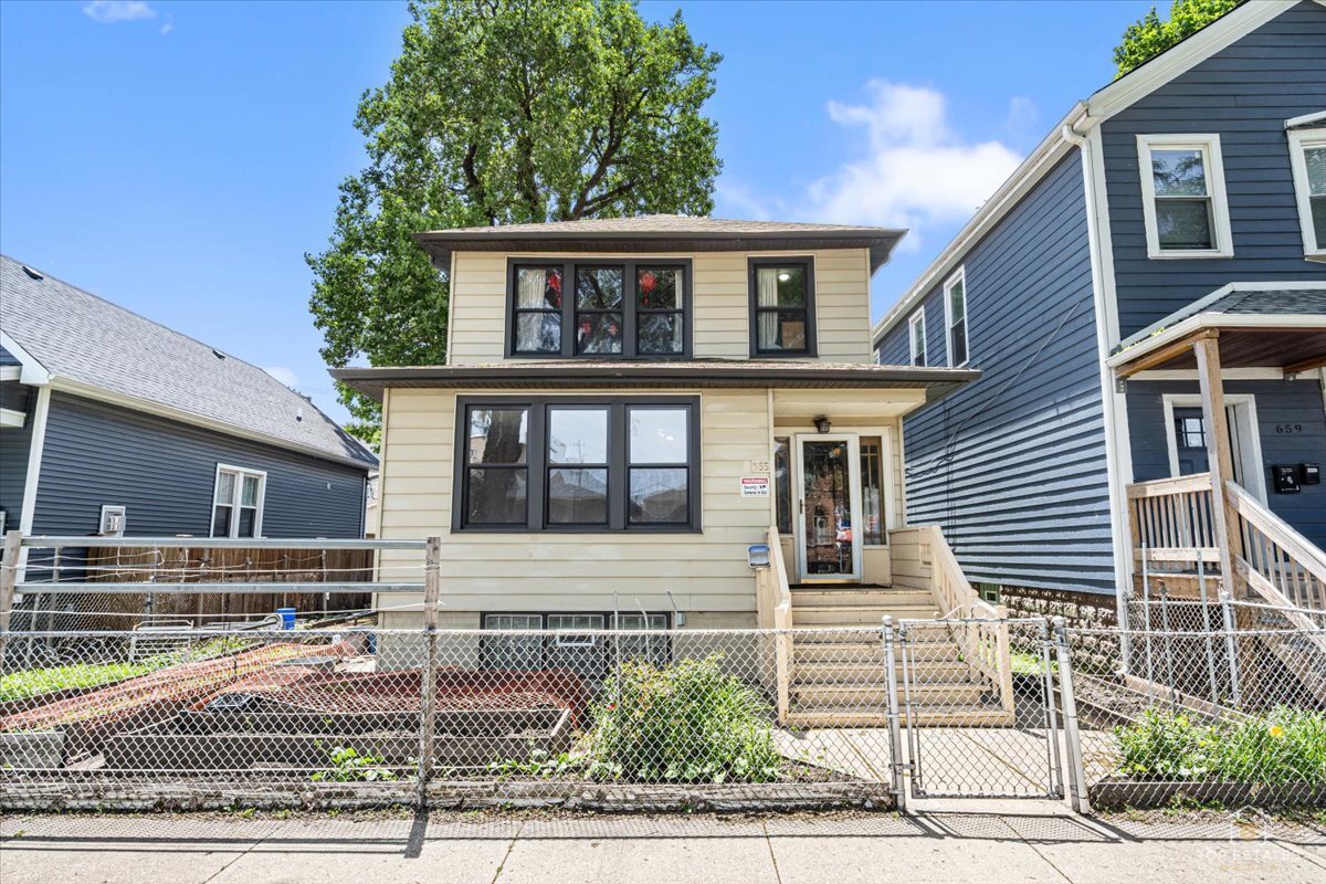 655 W 43rd Place Property Photo 1