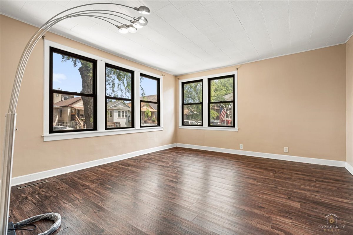 655 W 43rd Place Property Photo 3