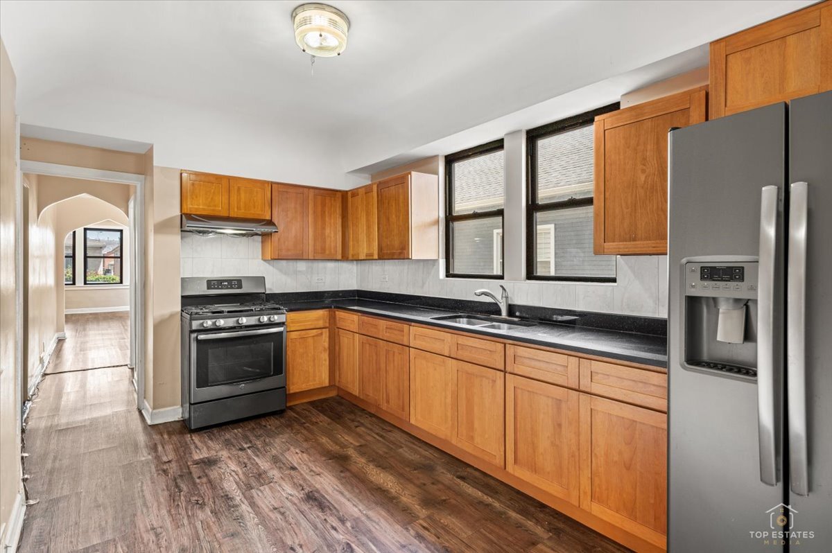 655 W 43rd Place Property Photo 8
