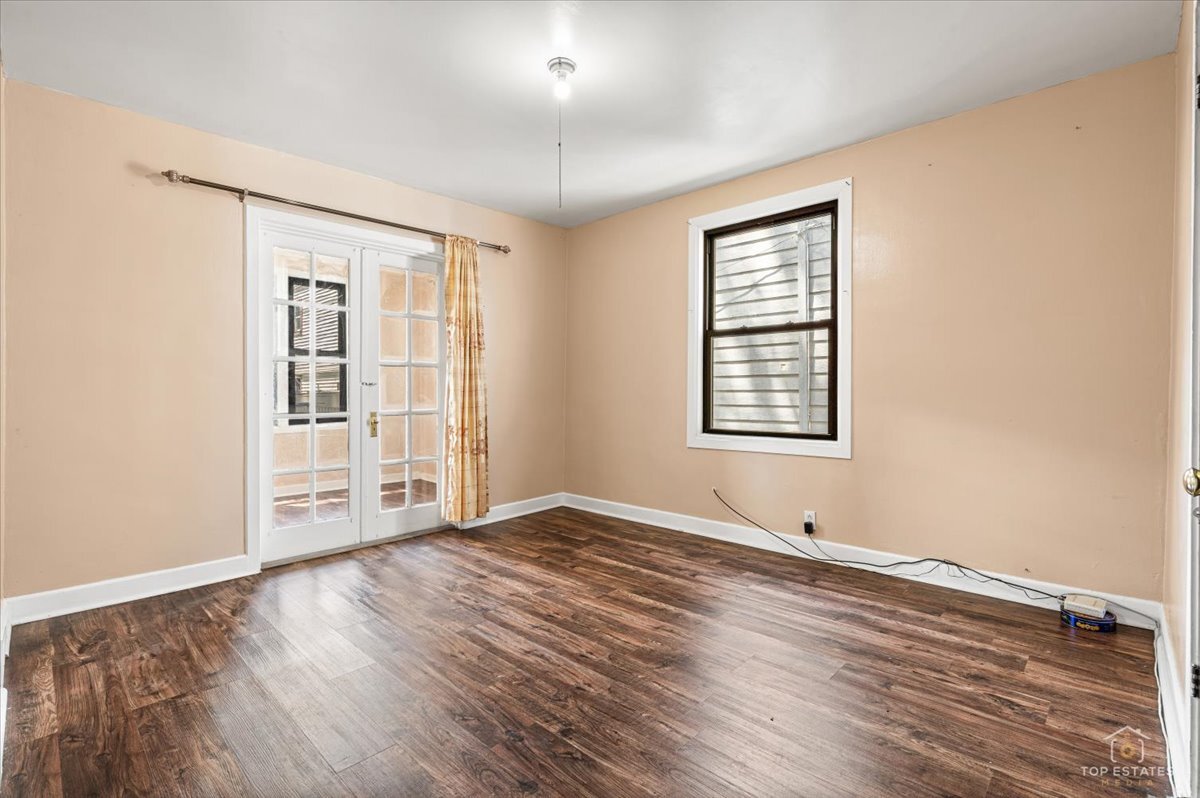 655 W 43rd Place Property Photo 11
