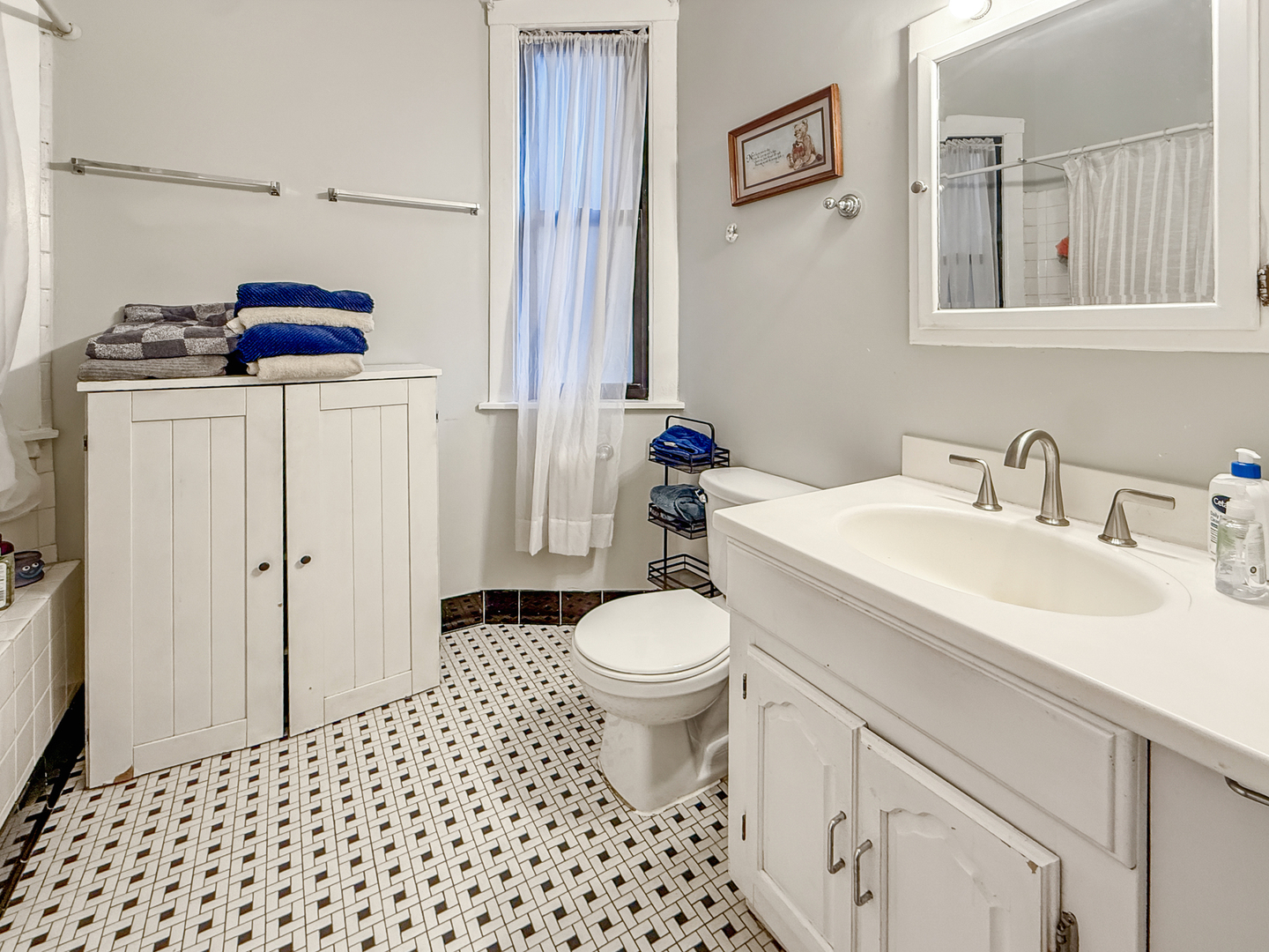 1513 W Addison Street Property Photo 9