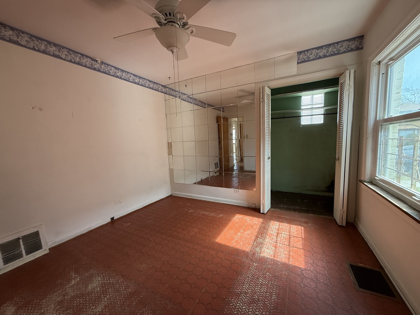 8842 S Cregier Avenue Property Photo 5
