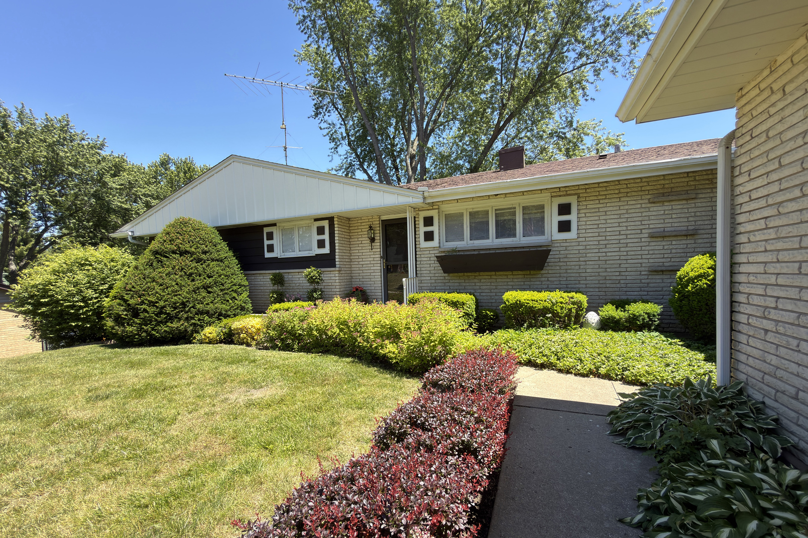 34841 N Leonard Avenue Property Photo 2
