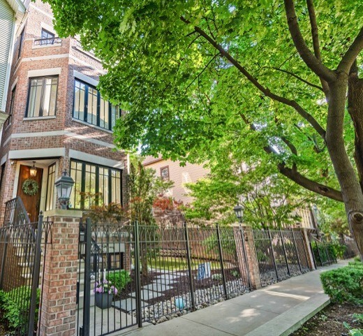 1331 W Wolfram Street Property Photo 1