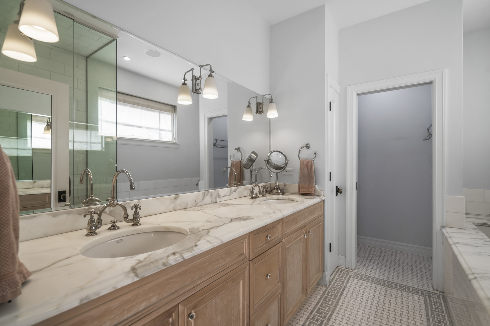 1331 W Wolfram Street Property Photo 17