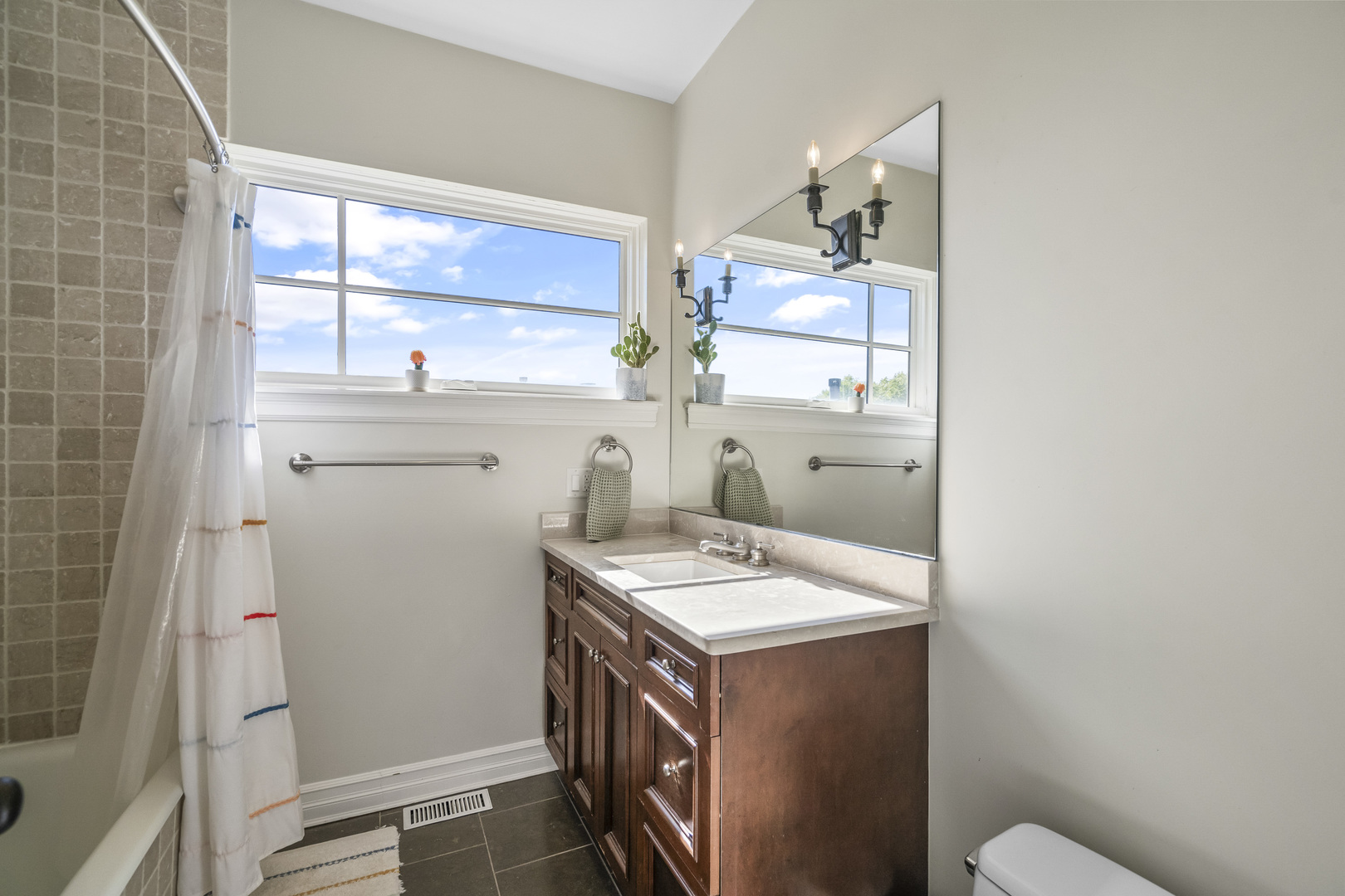 1331 W Wolfram Street Property Photo 25
