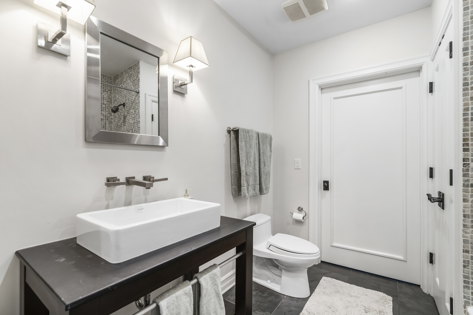 1331 W Wolfram Street Property Photo 31