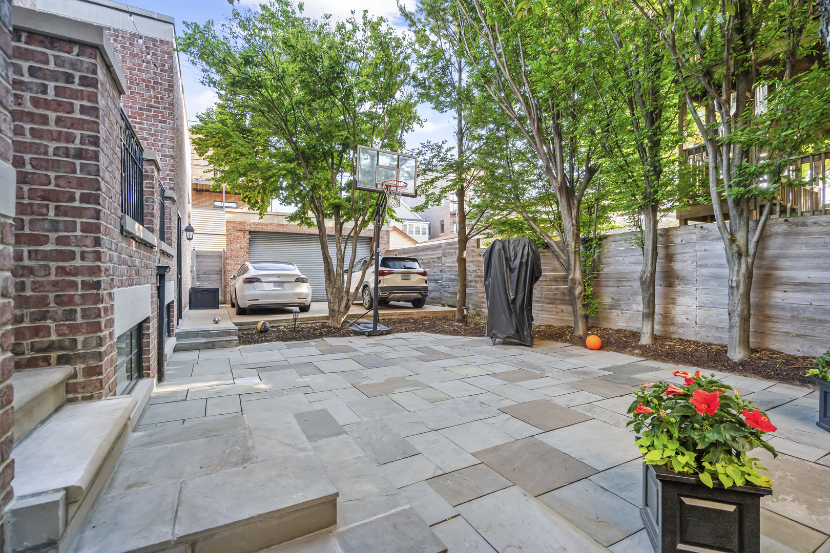 1331 W Wolfram Street Property Photo 34