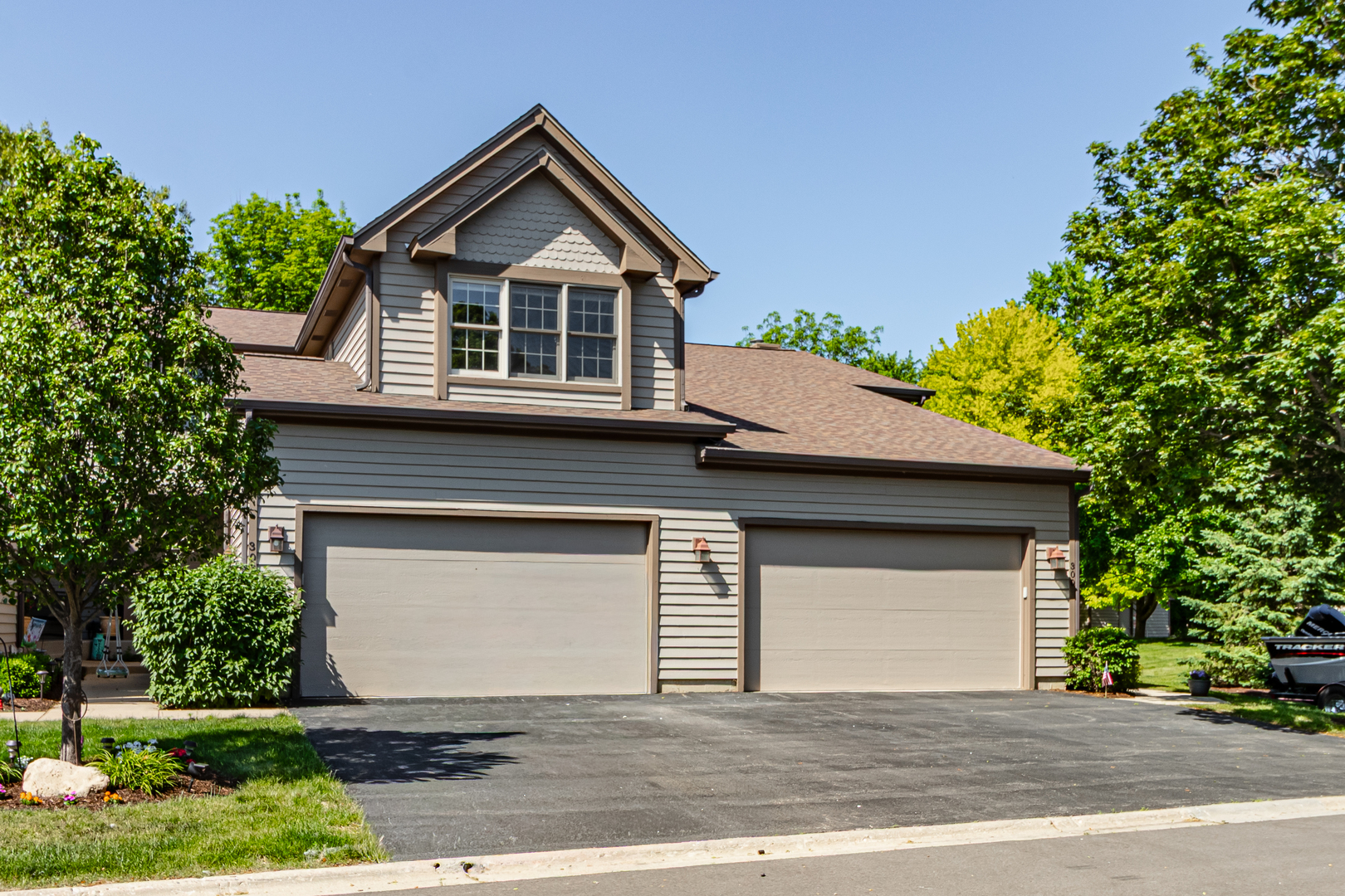 302 Kazimour Drive Property Photo 1
