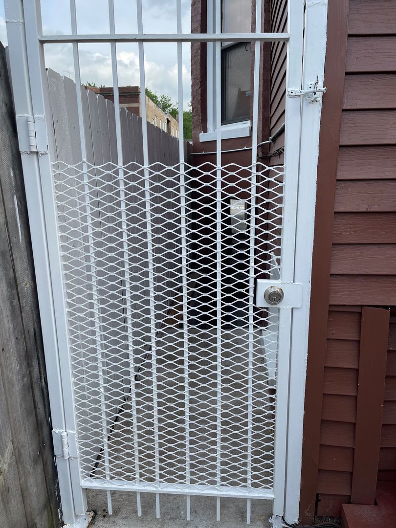 906 W 71st Street Property Photo 5