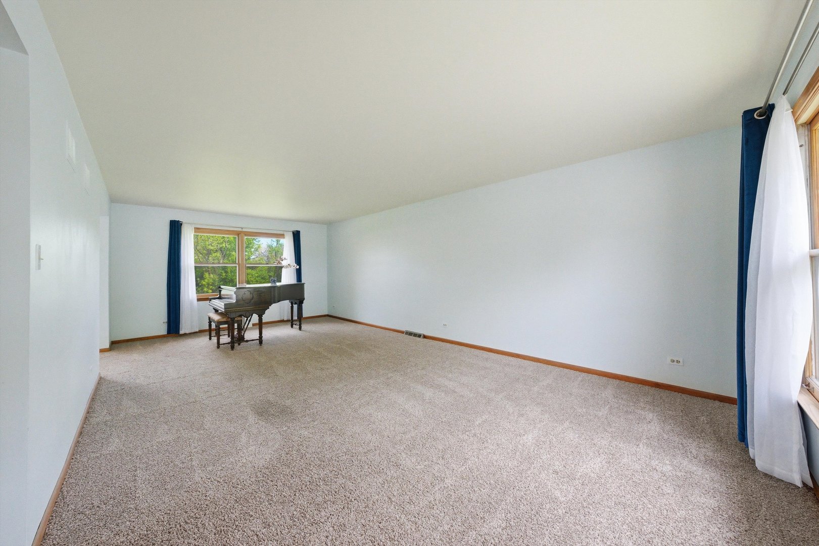 2919 Embassy Row Property Photo 5