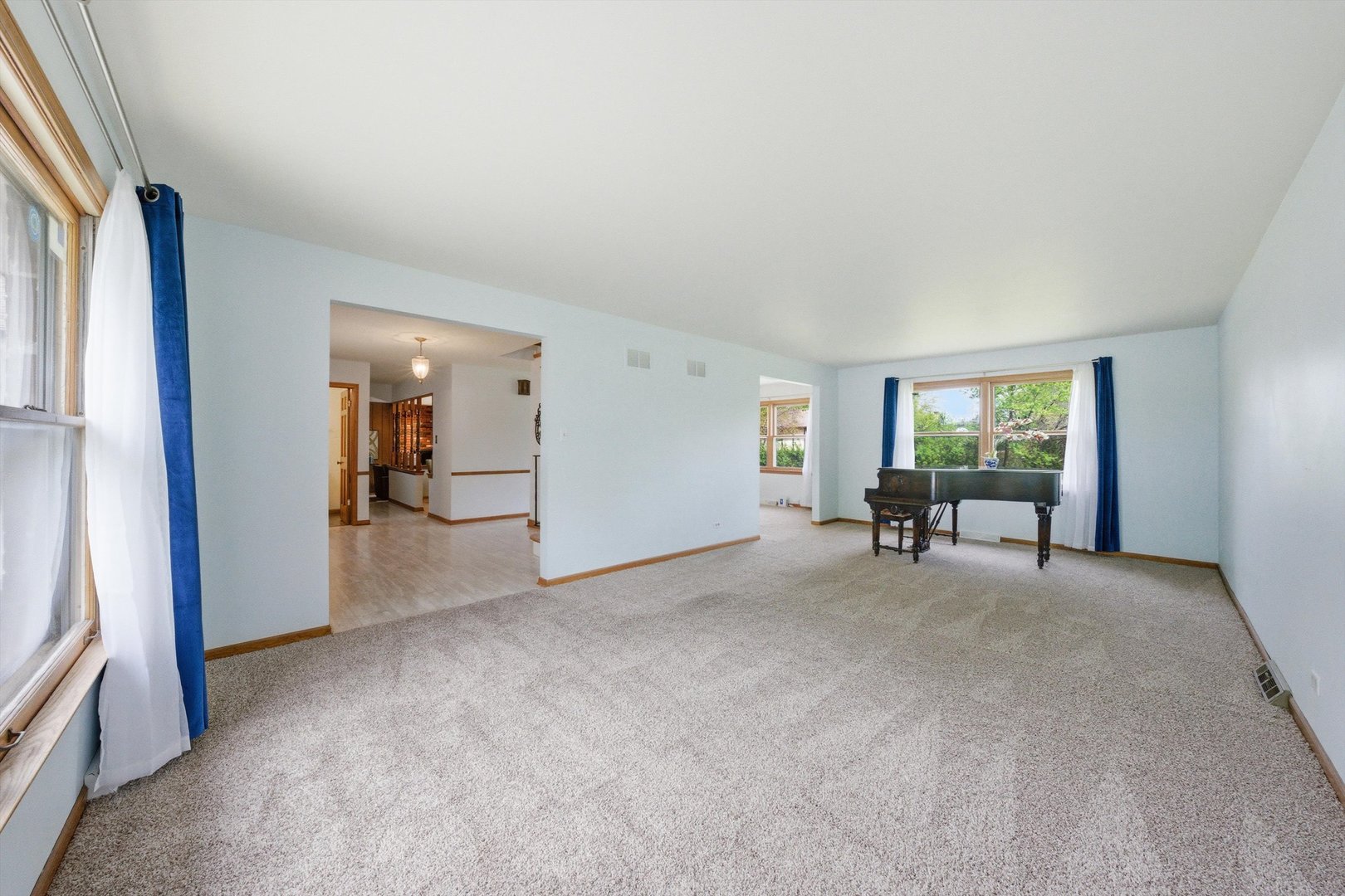 2919 Embassy Row Property Photo 6