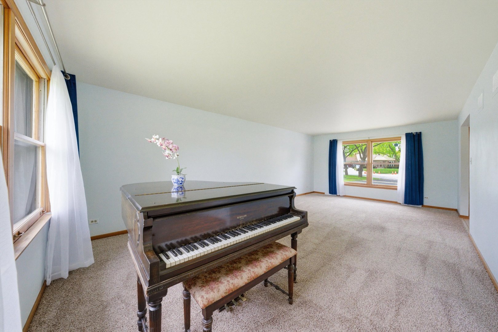 2919 Embassy Row Property Photo 8