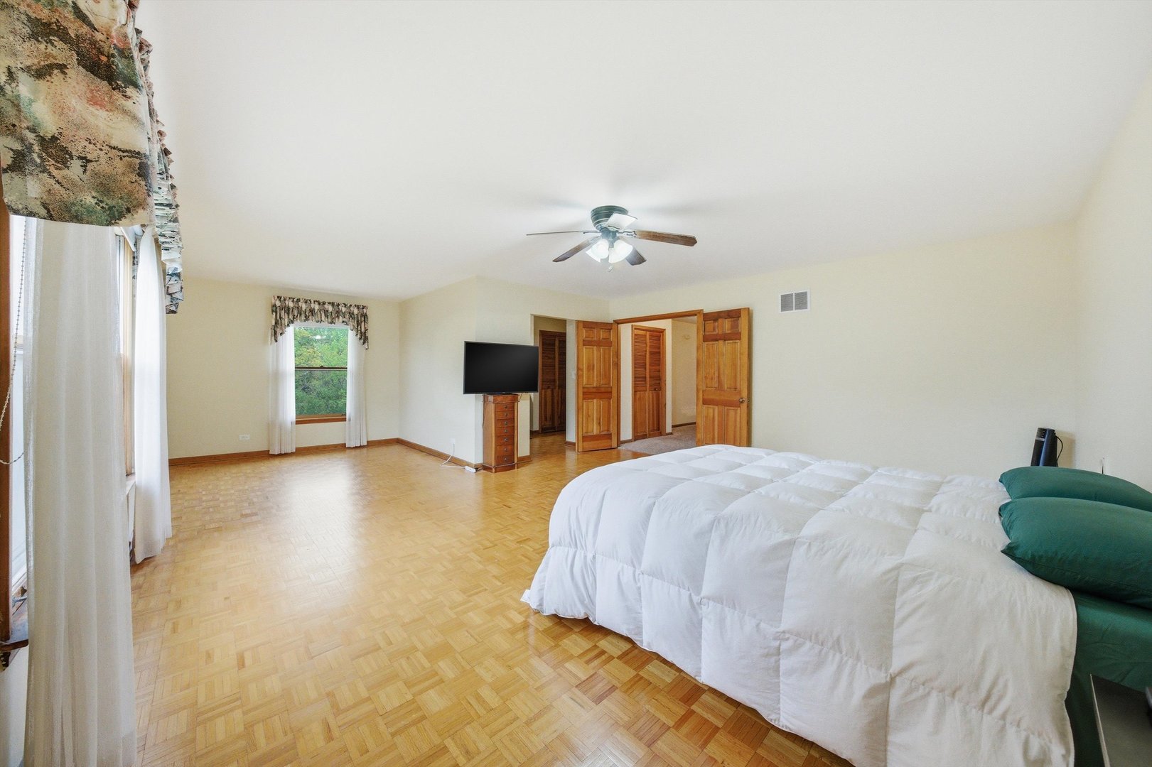 2919 Embassy Row Property Photo 29
