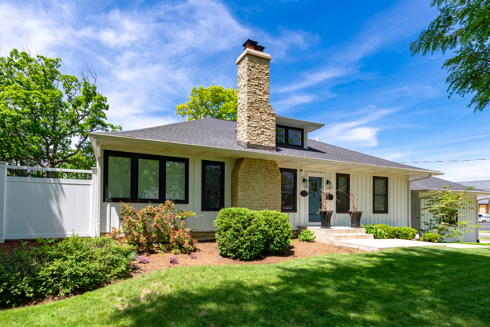1045 N 5th Avenue Property Photo 5