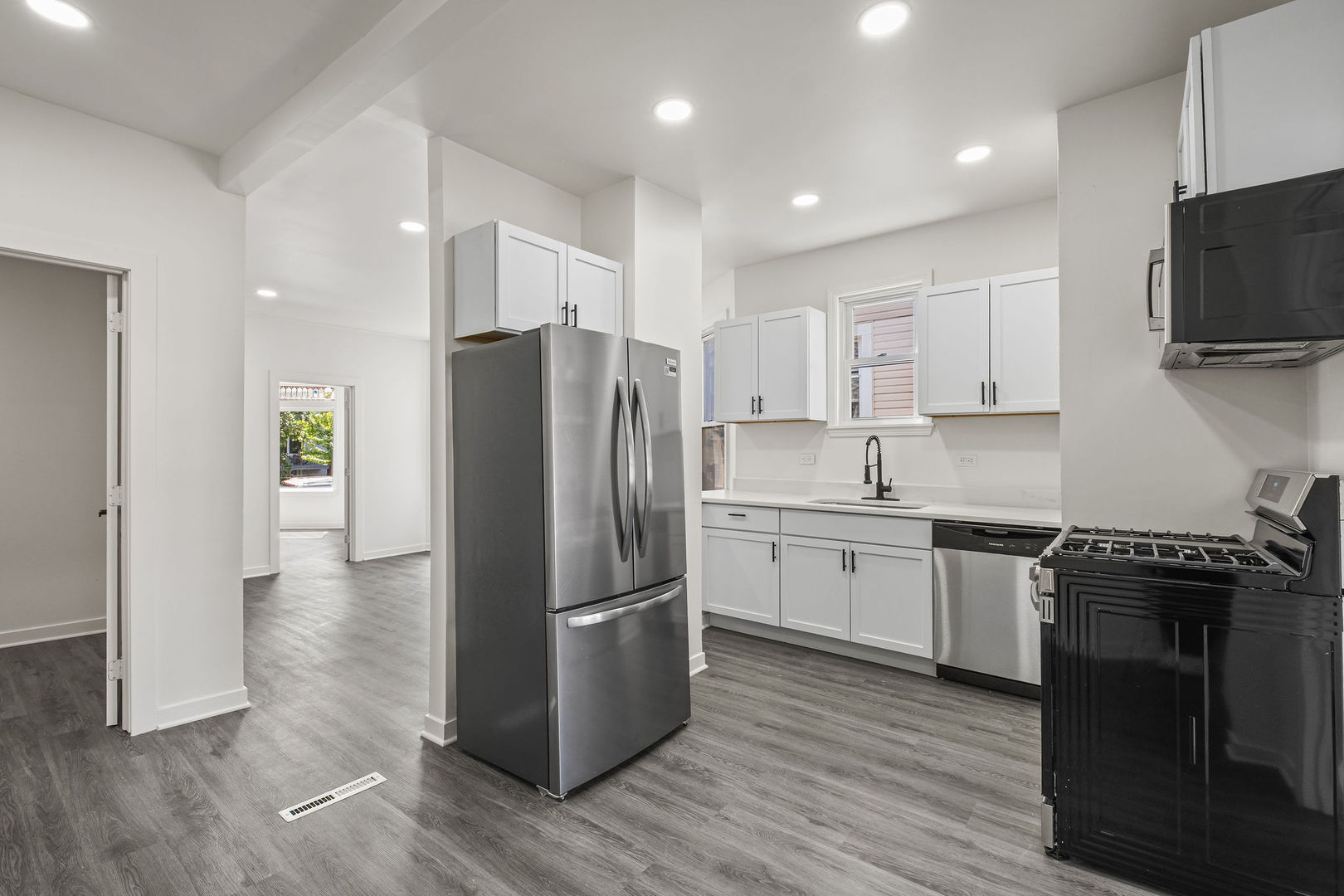 2622 N Central Park Avenue Property Photo 6