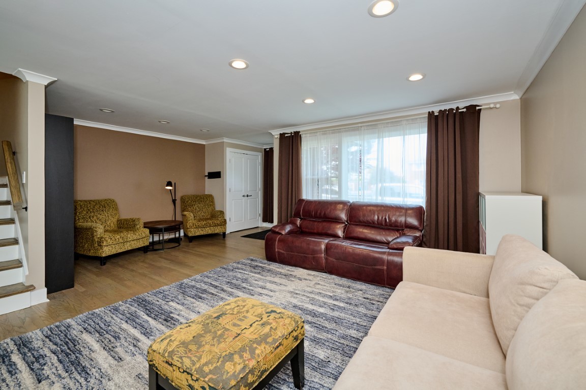 926 N Boxwood Drive B Property Photo 4