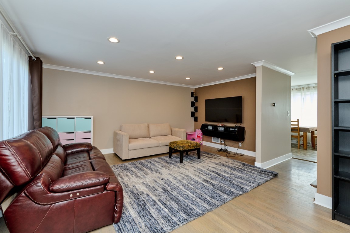 926 N Boxwood Drive B Property Photo 6