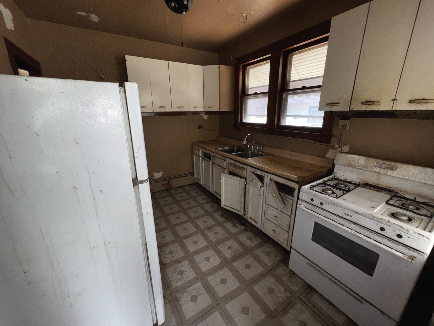 1914 S 19th Avenue Property Photo 2