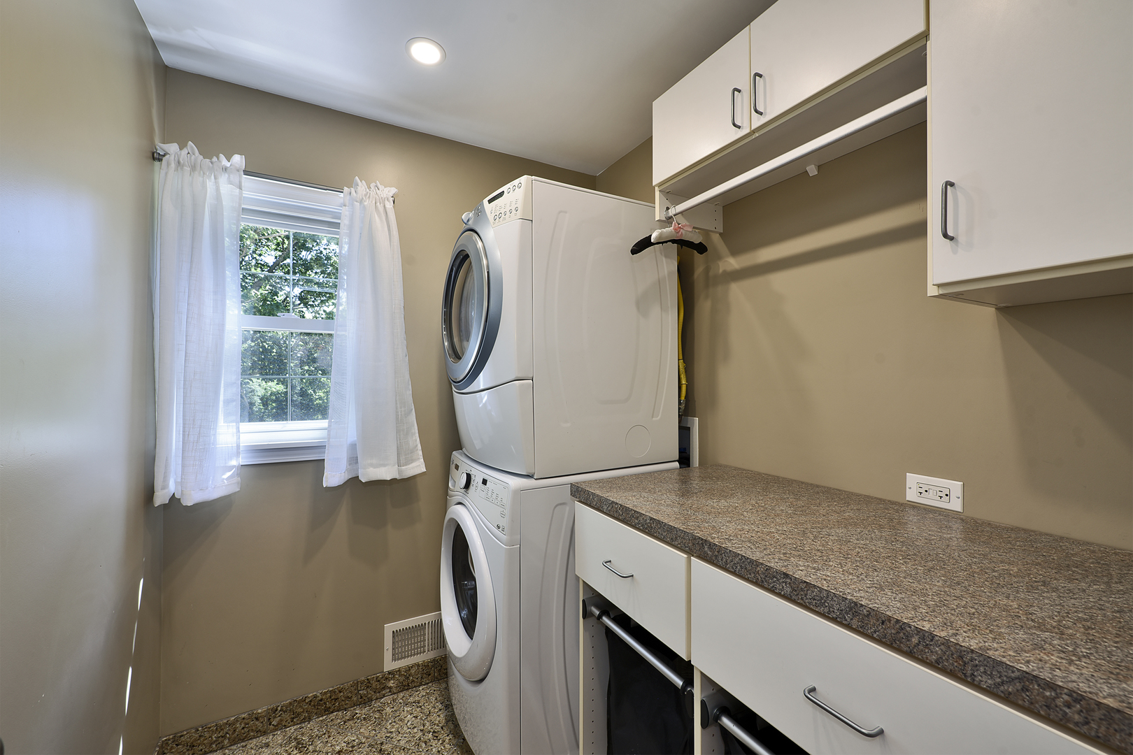 381 Grayfriars Lane Property Photo 15
