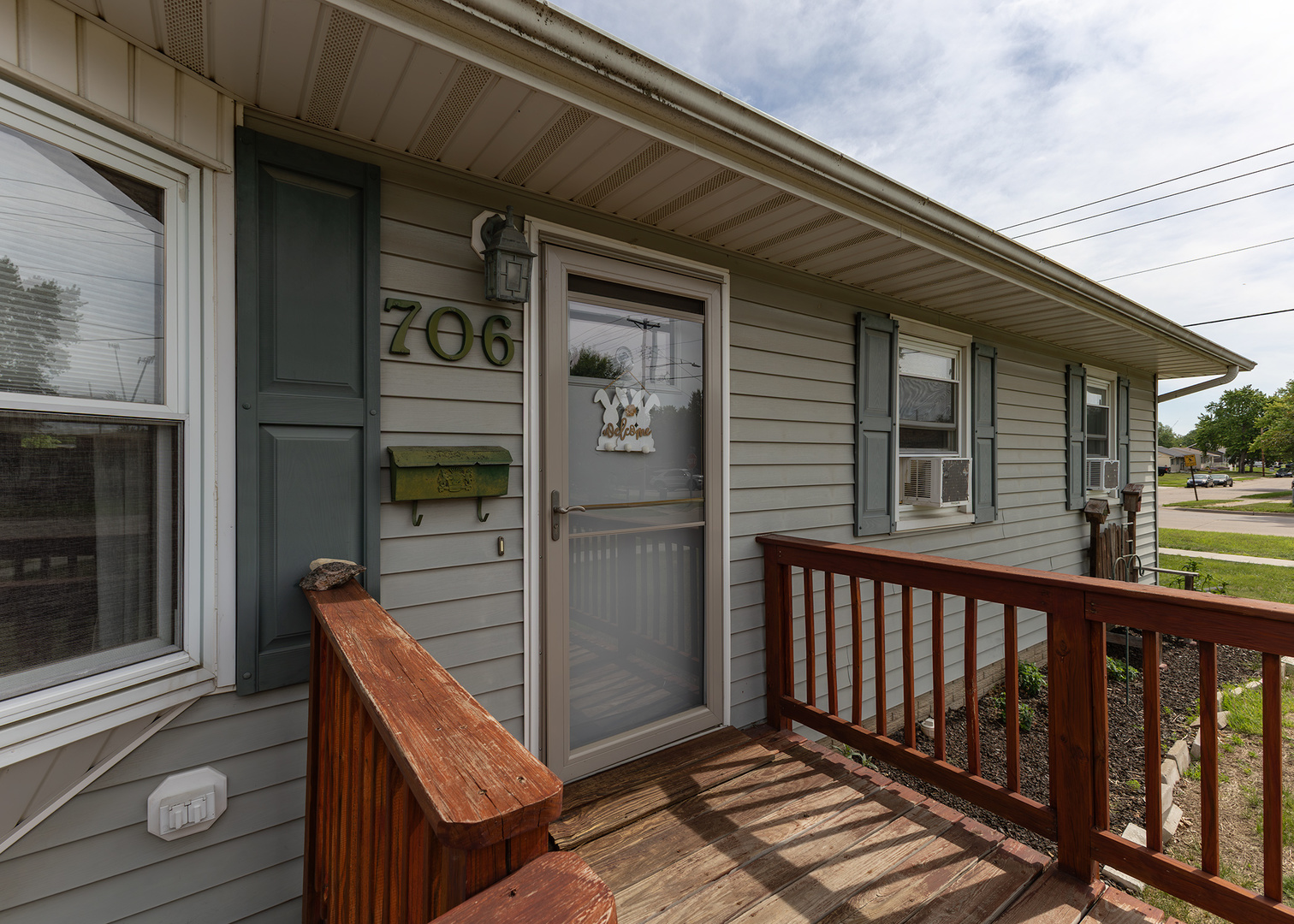 706 14th Place Property Photo 2