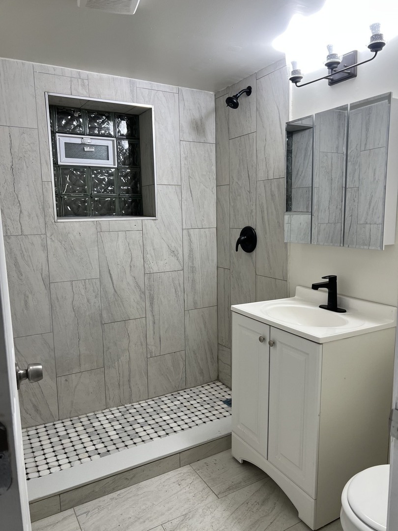 6111 S Champlain Avenue G Property Photo 4