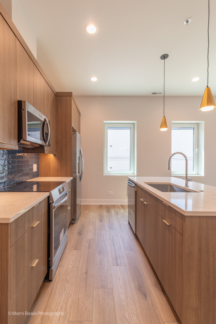 6302 S Champlain Avenue 2w Property Photo 6
