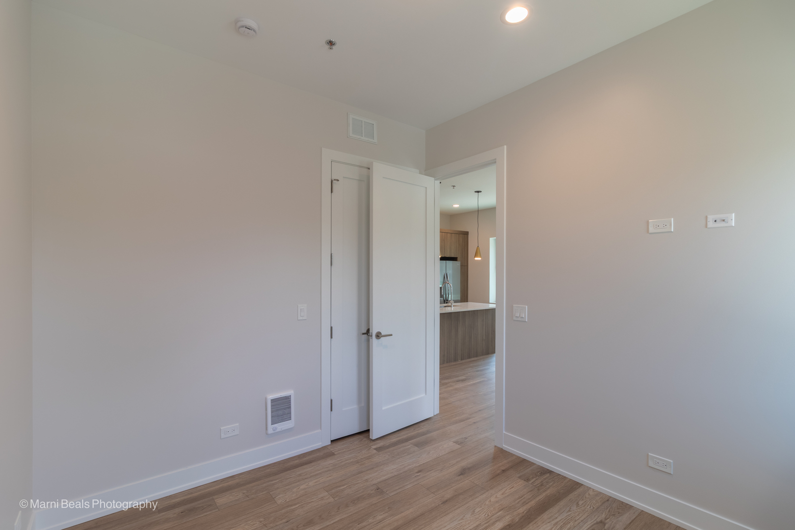 6302 S Champlain Avenue 2w Property Photo 9