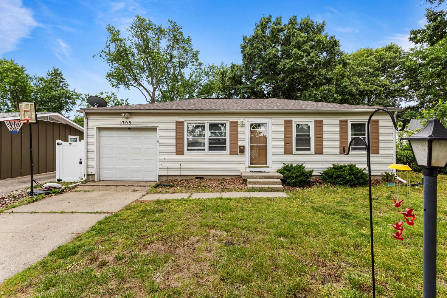 1303 Eastern Drive Property Photo 2