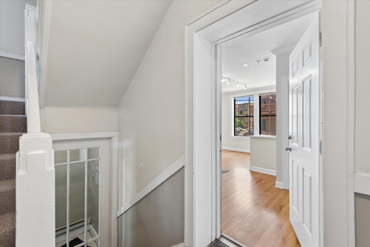 741 W Cornelia Avenue N1 Property Photo 2