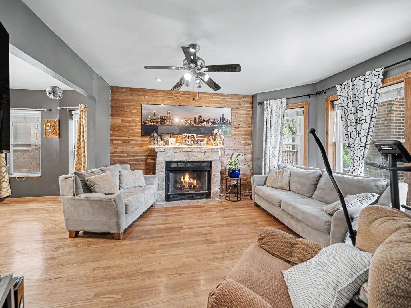 4749 N Dover Street Property Photo 2