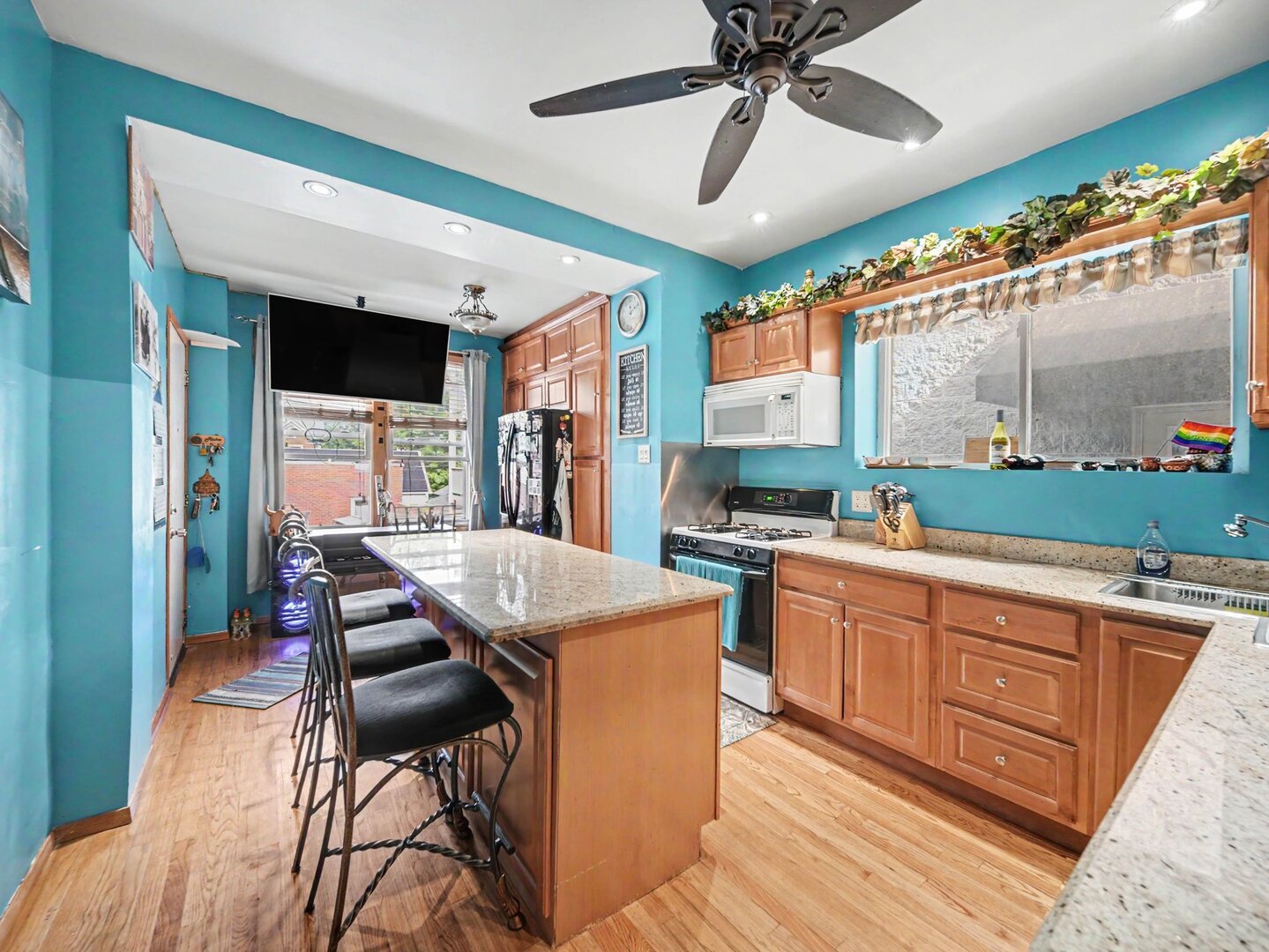 4749 N Dover Street Property Photo 4