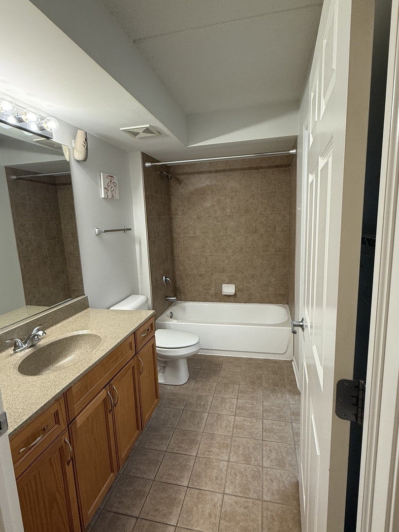 390 S Western Avenue 402 Property Photo 6