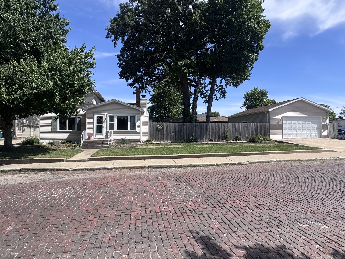 408 E Elm Street Property Photo 1