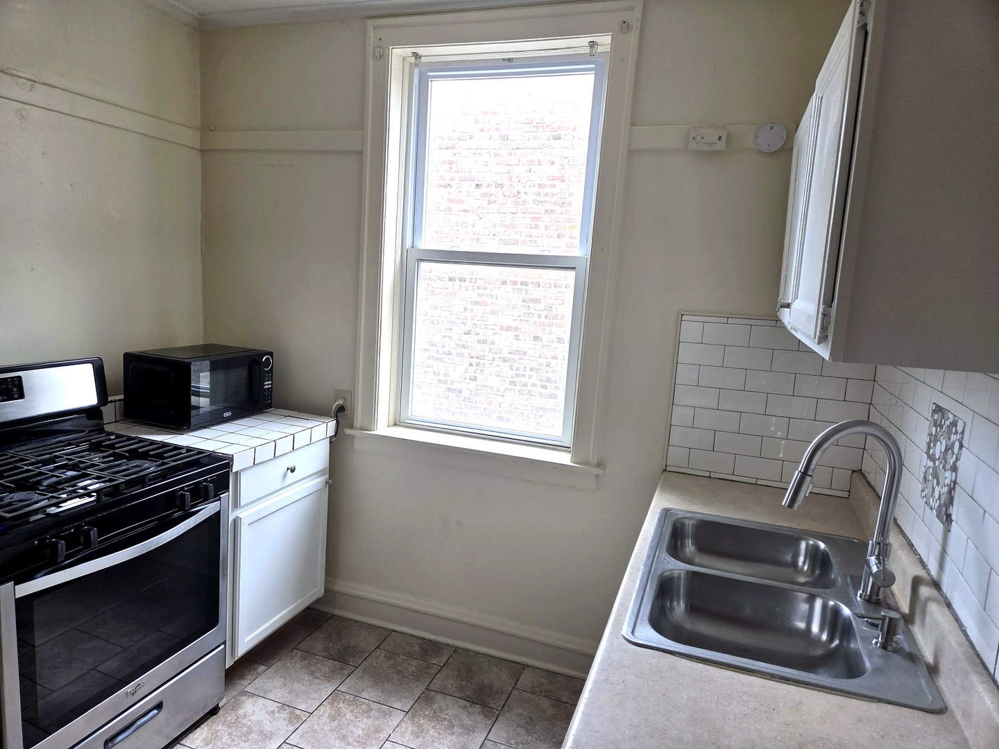 8030 S Paxton Avenue 3 Property Photo 6