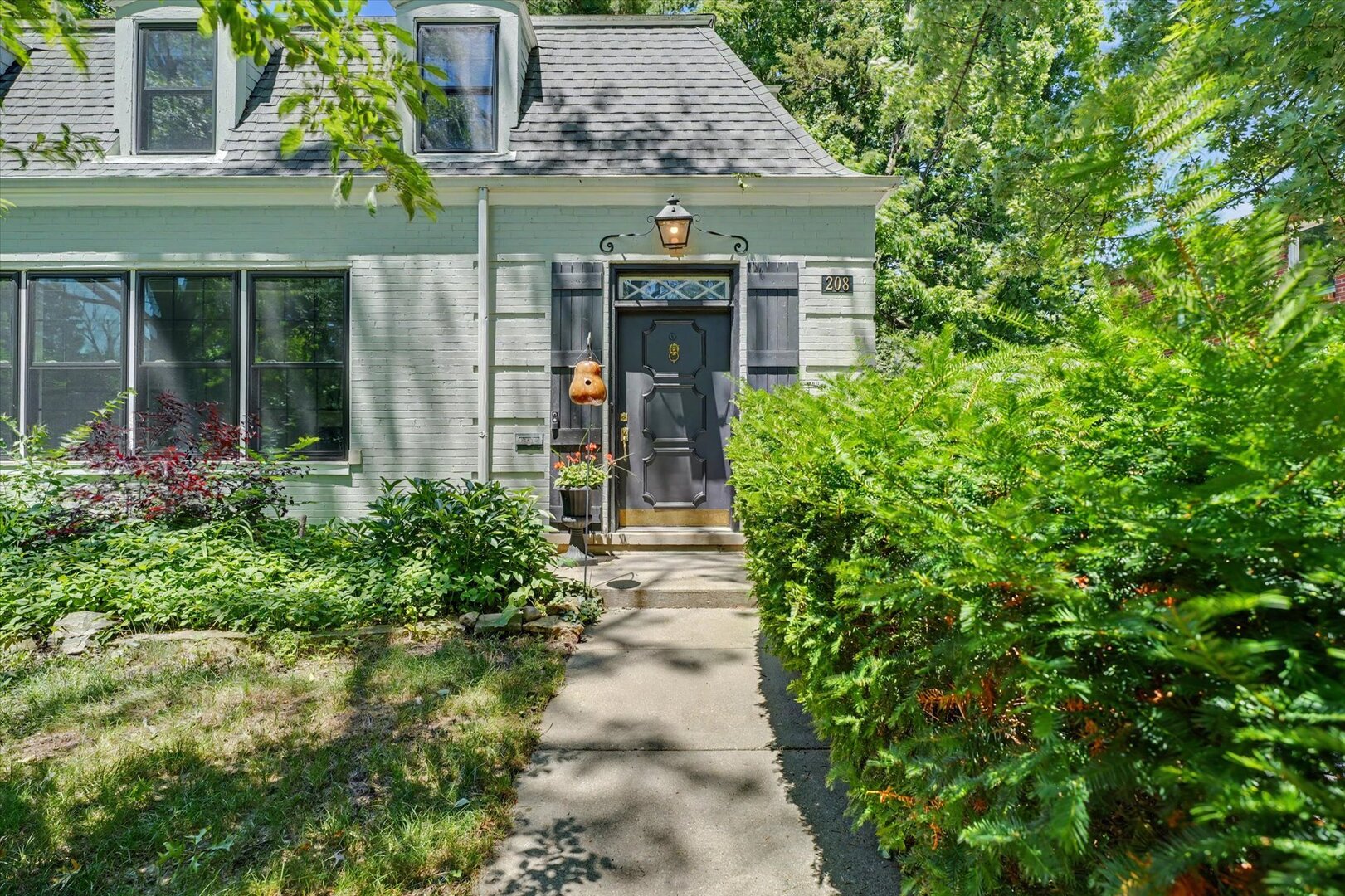 208 W Florida Avenue Property Photo 3