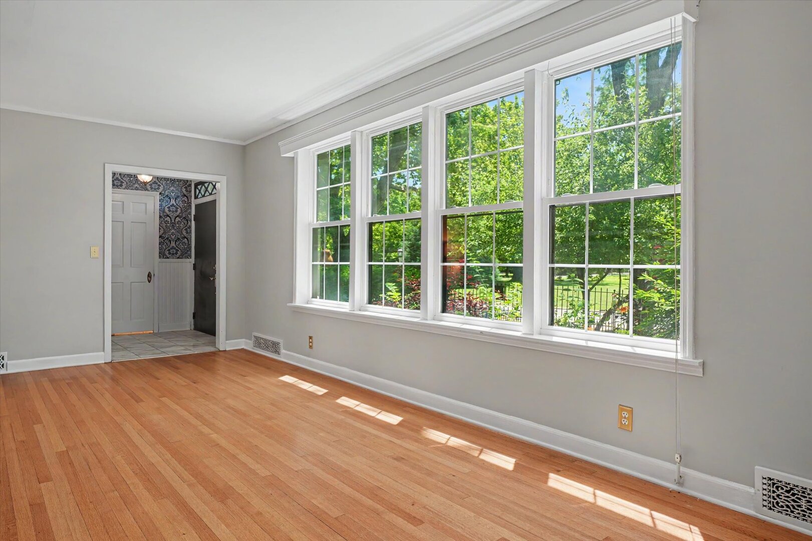208 W Florida Avenue Property Photo 12