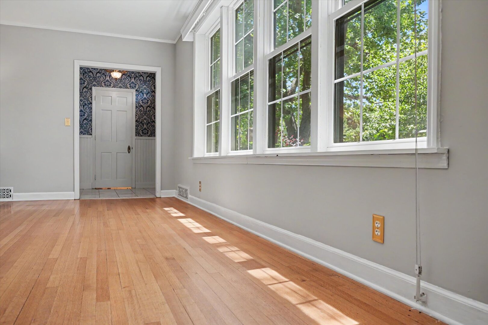 208 W Florida Avenue Property Photo 13