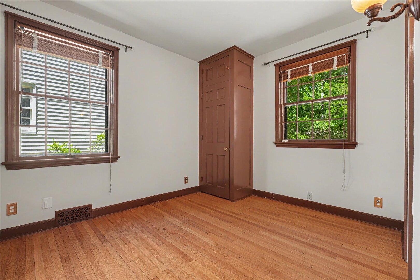 208 W Florida Avenue Property Photo 16