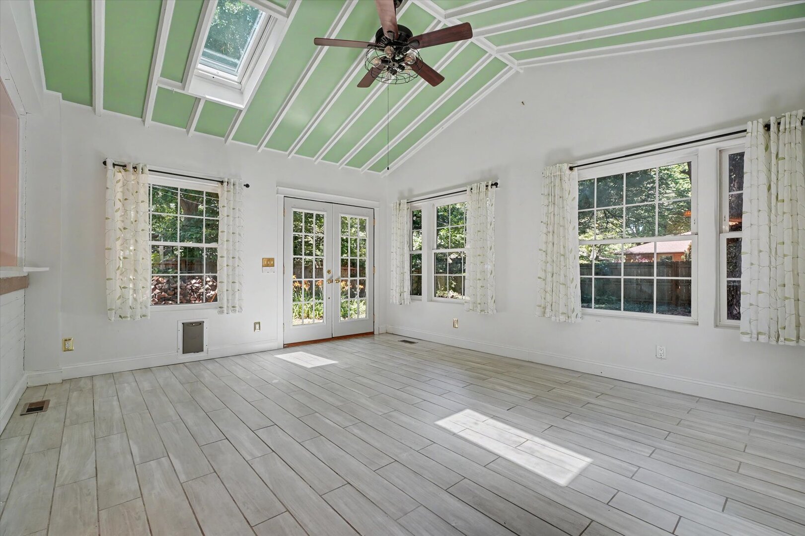 208 W Florida Avenue Property Photo 28