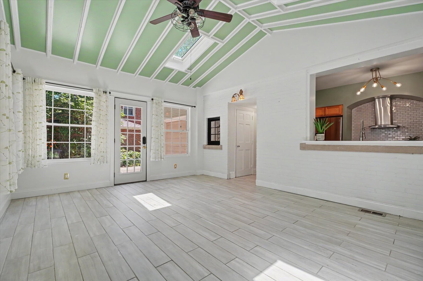 208 W Florida Avenue Property Photo 30